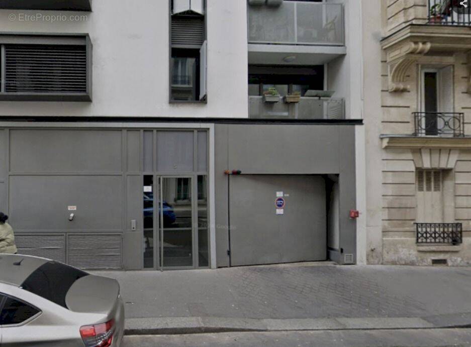 Parking à PARIS-18E