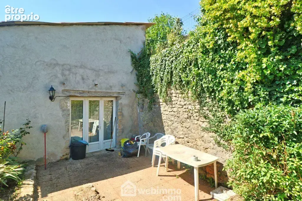 ... une seconde terrasse et un T2 loué 420 ¤ / mois, - Maison à VIVONNE