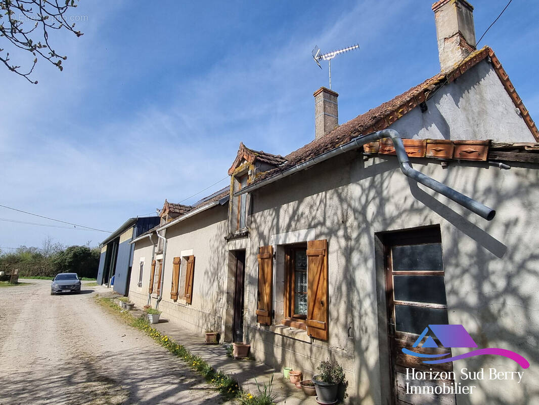 Façade avant et cour - Maison à LA BERTHENOUX