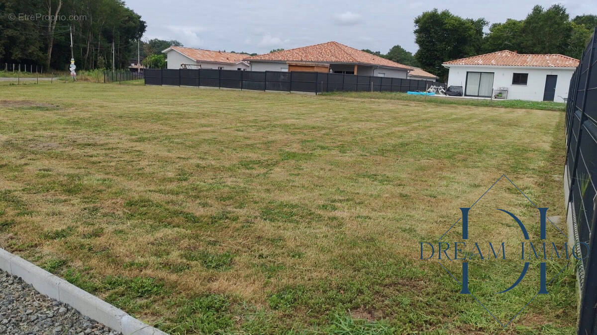 Terrain à SAINT-VINCENT-DE-PAUL