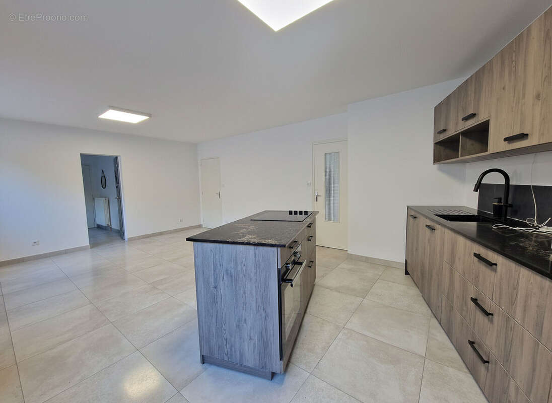 Appartement investisseur hyper centre Laval 3 pièces - 2  chambres - 1 bureau - une cave et  un grenier privé - photo 2