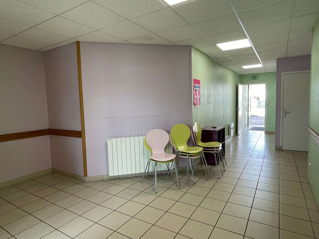 Local professionnel  à Saint Aubin lès Elbeuf 84 m² - photo 5