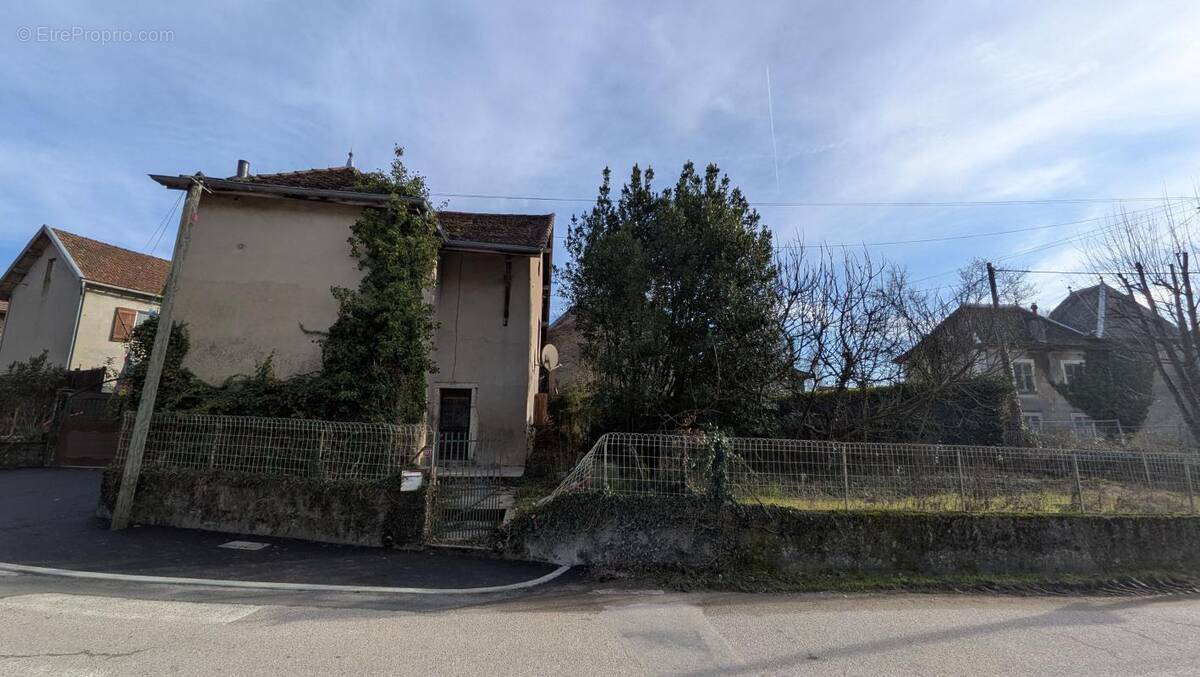 Maison à SAINT-VICTOR-DE-MORESTEL