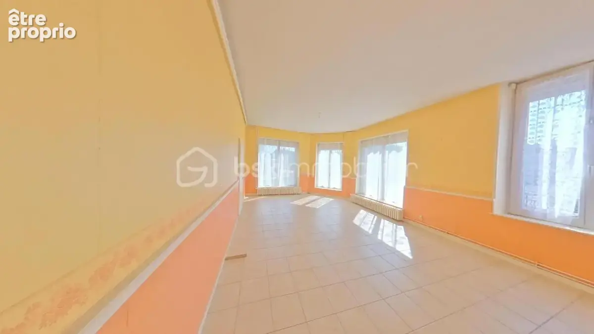 Maison de 269 m² comprenant trois logements avec un garage, une cave et une cour - photo 3