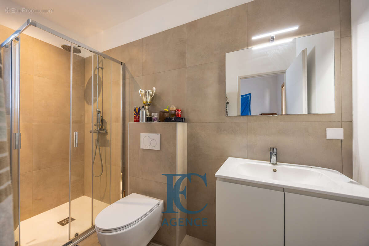 Maison contemporaine 6 pièces 190 m2 avec piscine et garage à proximité immédiate des criques - photo 9