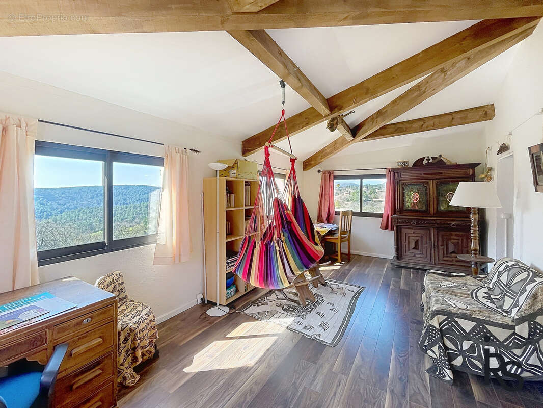Une lumineuse maison de village de 167 m2 avec 5259 m2 de terrain en partie séparé, au calme avec belles vues. - photo 10