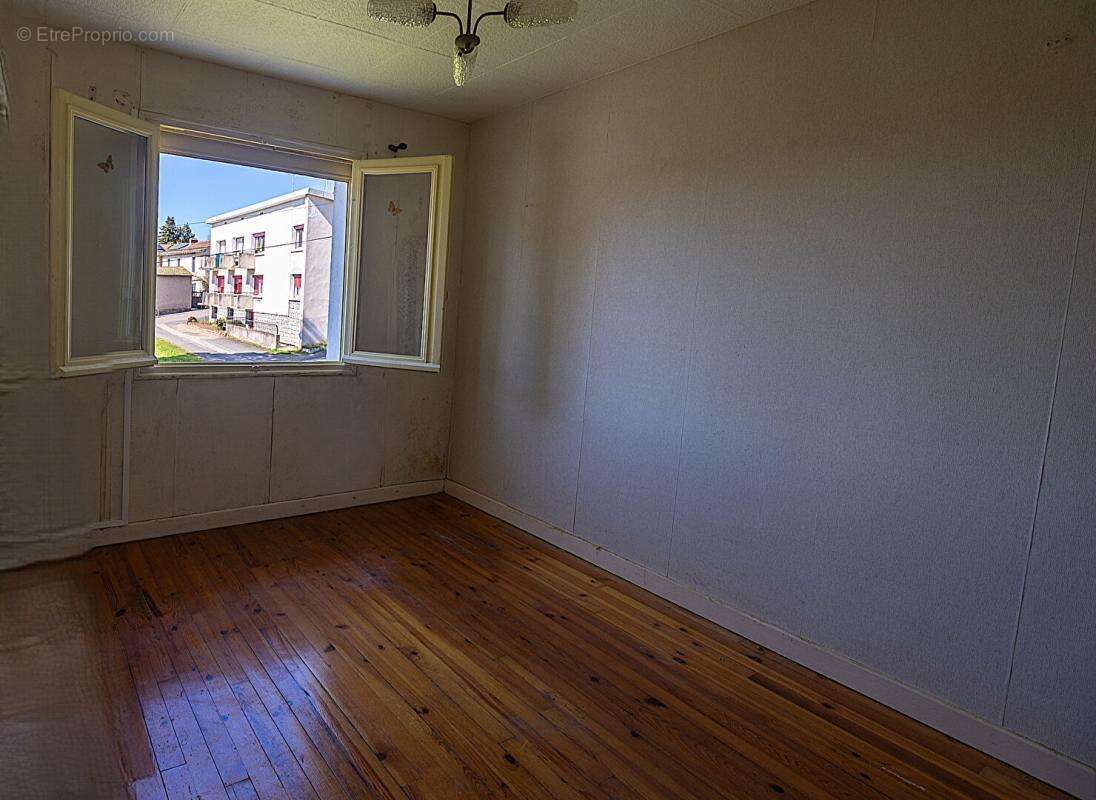 Appartement à PANISSIERES