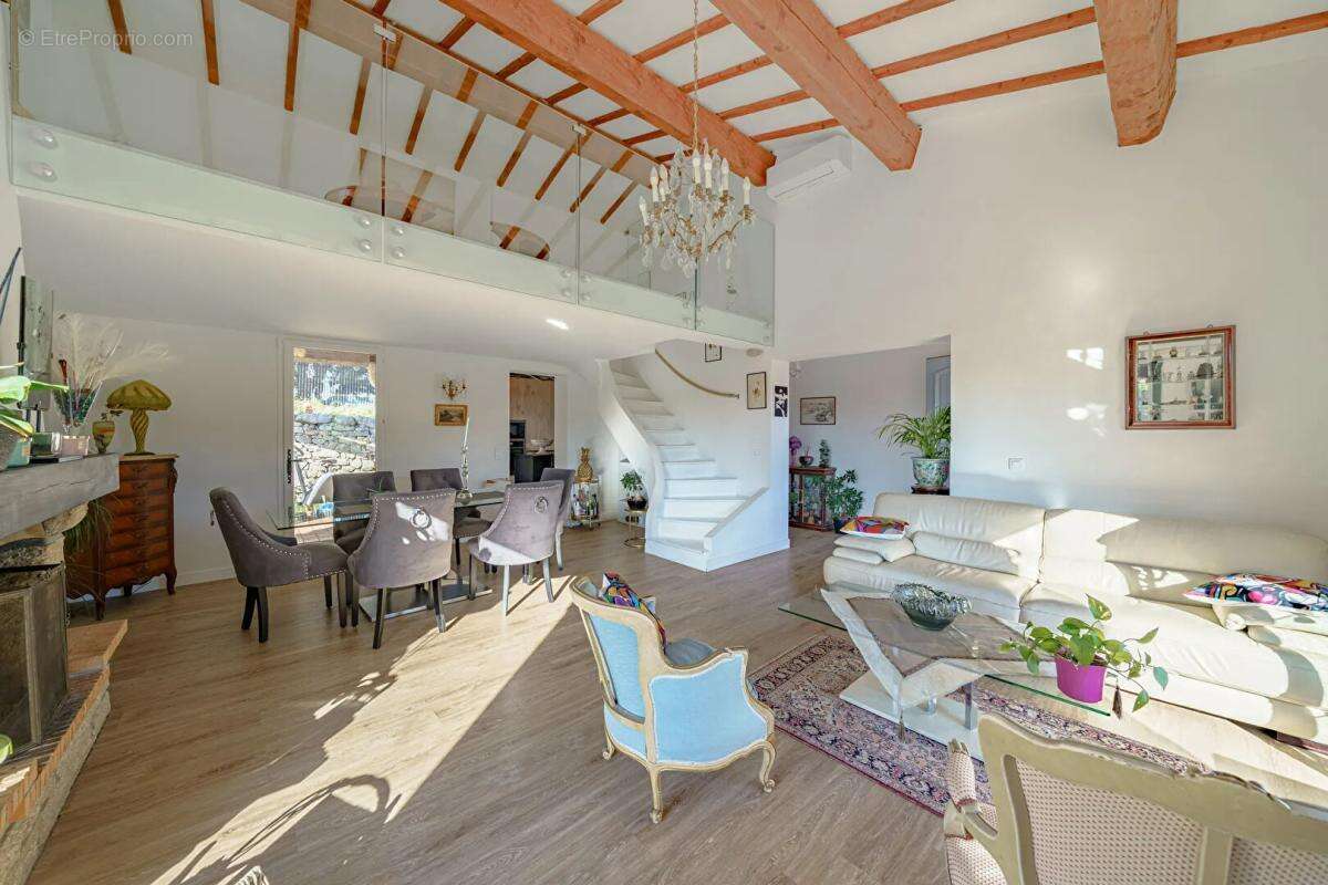 Maison à CUGES-LES-PINS