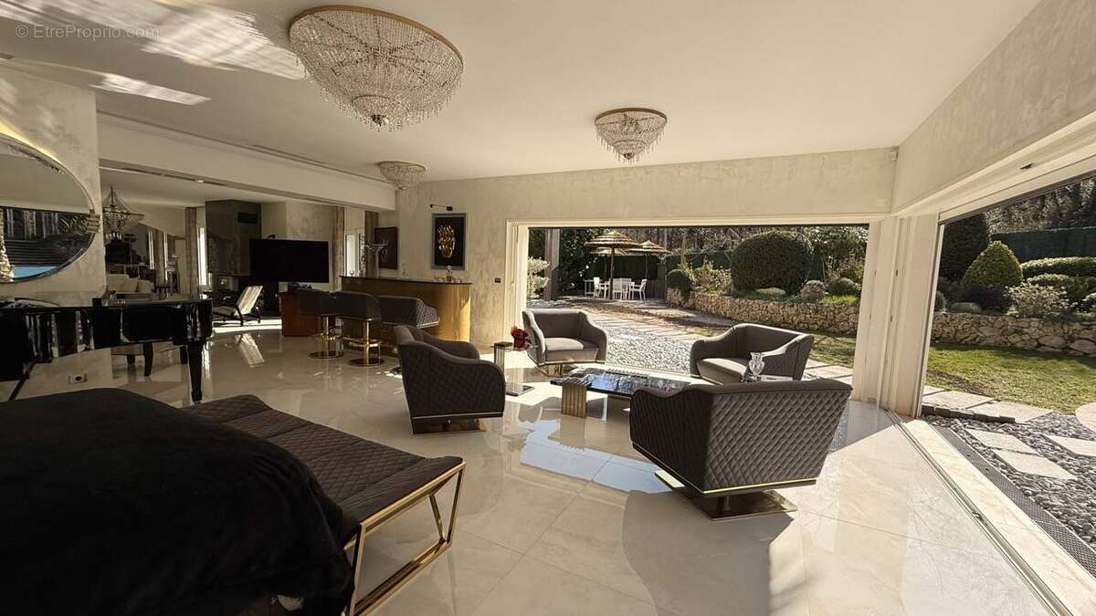 Maison à ROQUEFORT-LES-PINS