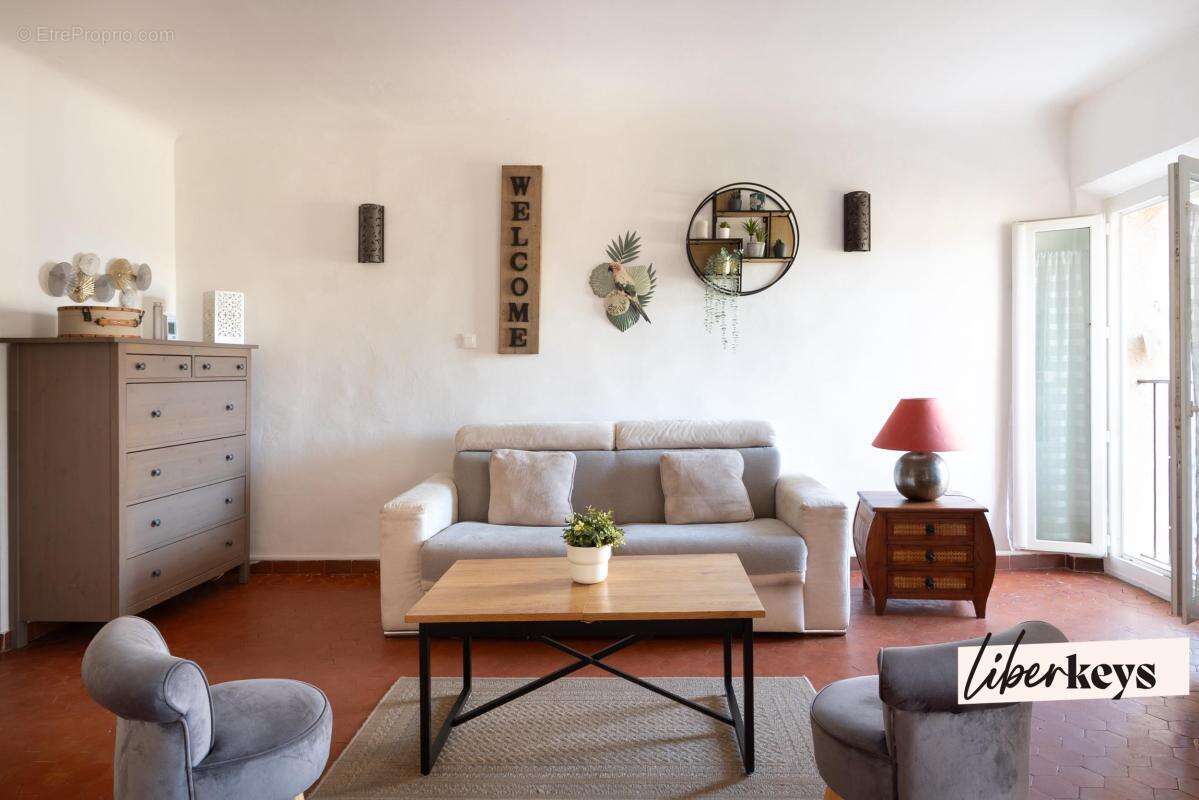 Le Lavandou – Appartement T1 traversant de charme à 100 m de la plage, tout à pied - photo 2