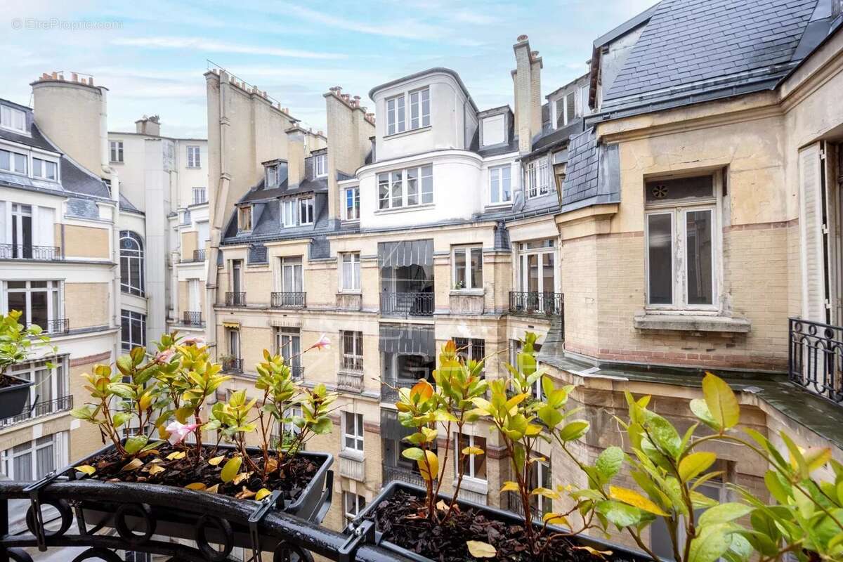 Appartement à PARIS-8E