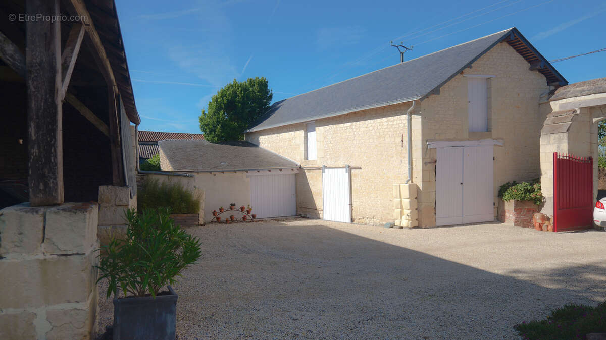 Maison à SAINT-LEGER-DE-MONTBRILLAIS