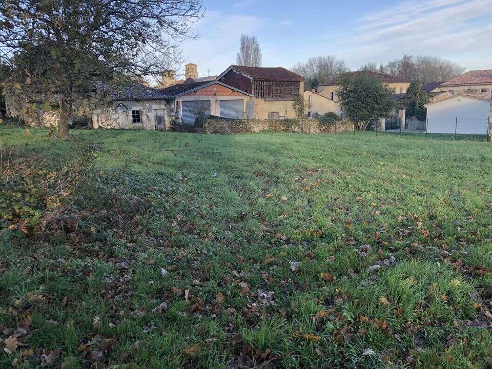 TERRAIN CONSTRUCTIBLE NON VIABILISE 1341 m2 2ème LIGNE - Terrain à VERTHEUIL