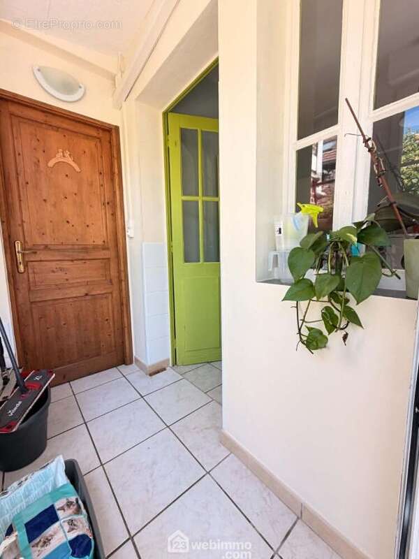 L'entrée distribue ... - Maison à LAON
