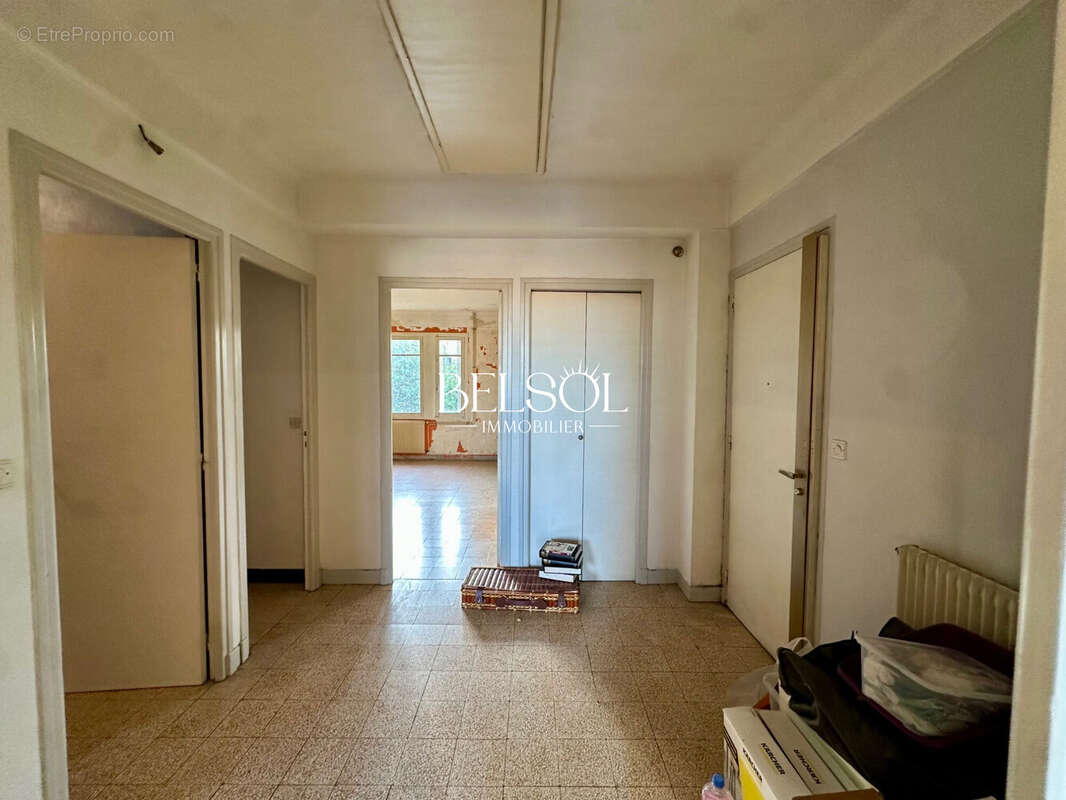 Entrée avec placard - Appartement à PERPIGNAN