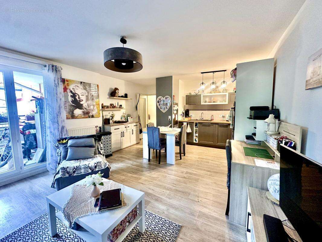 Appartement à VAUJOURS