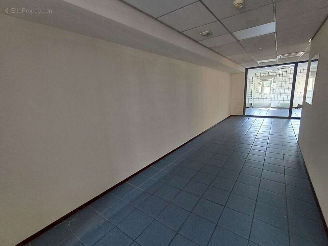 Commerce à SAINT-PEE-SUR-NIVELLE