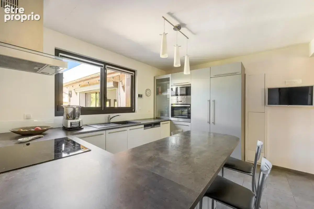Maison T5 avec jardin paysagé et piscine - GENAS - photo 10