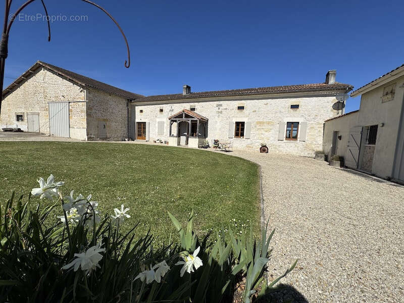 Maison à RIOUX-MARTIN