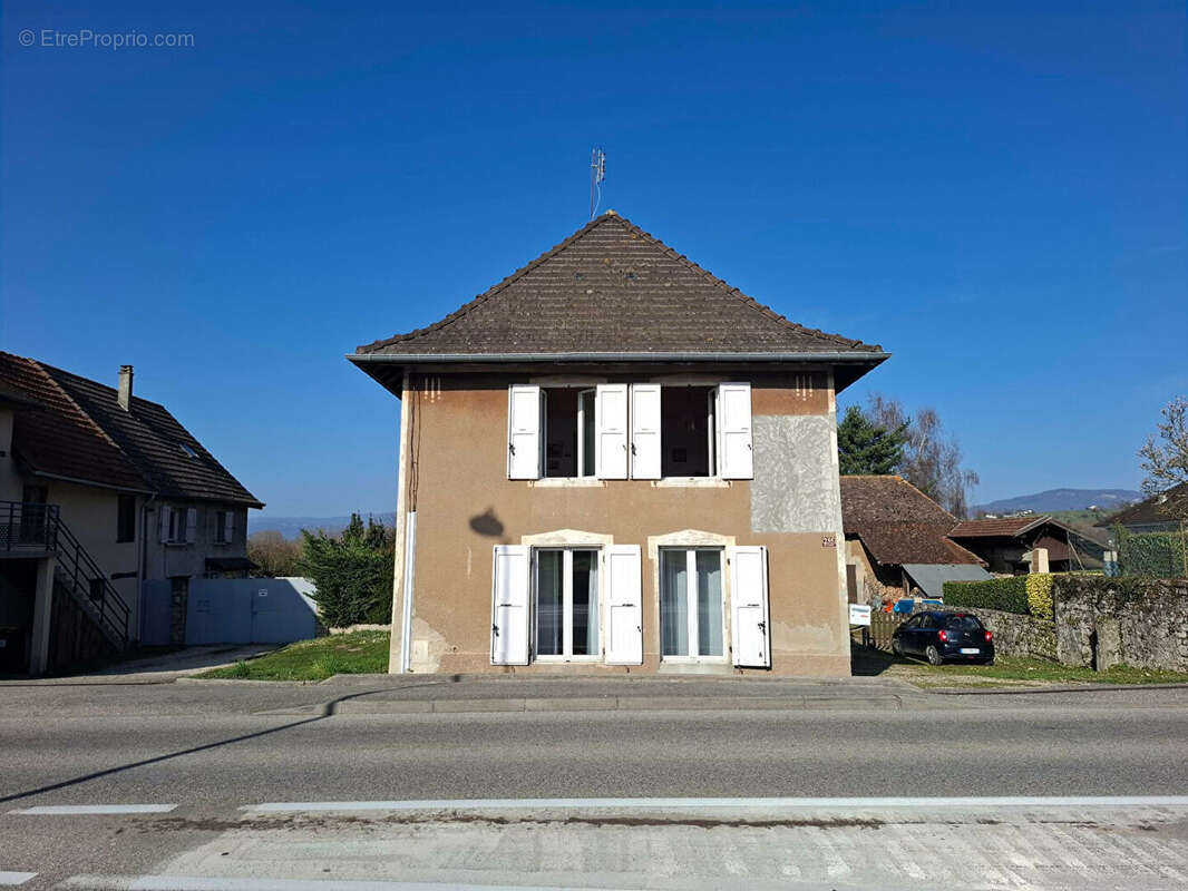 Maison à VEZERONCE-CURTIN
