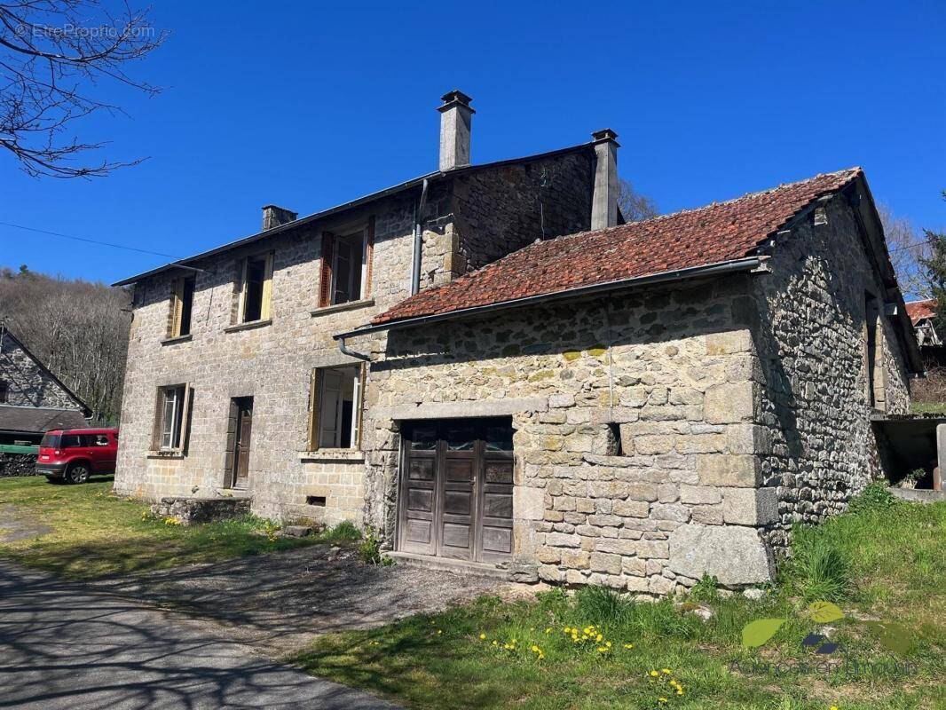 Maison à SAINT-HILAIRE-LES-COURBES
