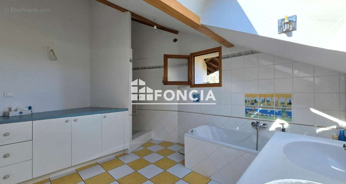 Maison à LA ROCHE-SUR-FORON