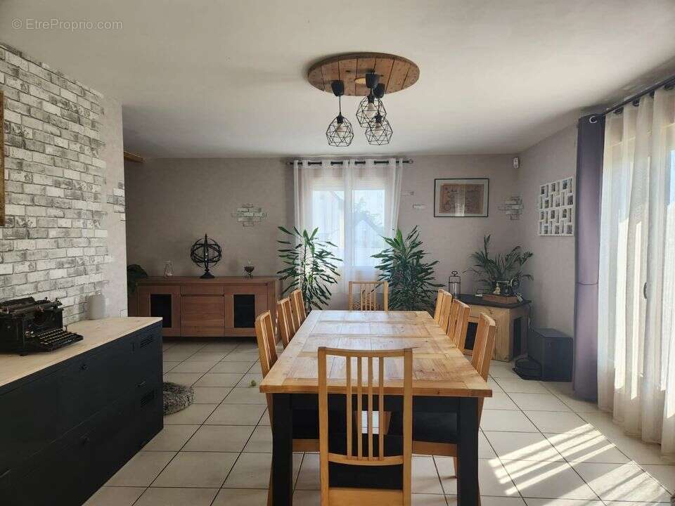 Maison familiale 4 chambres avec jardin, garage et dépendance - photo 2