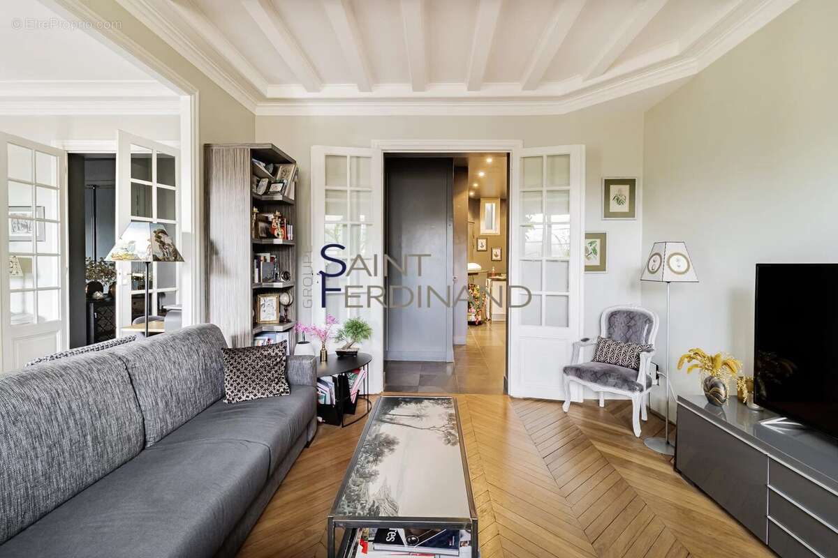 Appartement à PARIS-16E