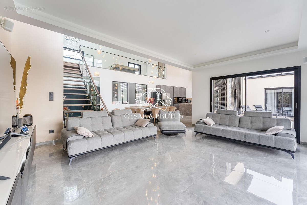 Maison 272 m² à Satolas-Et-Bonce  - photo 3