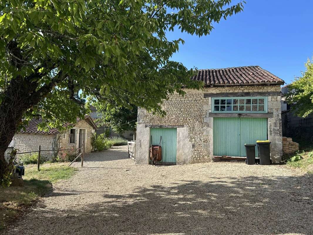 Maison à MONTIGNAC-LE-COQ