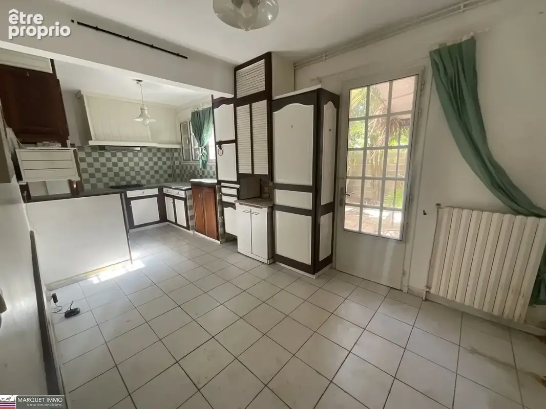 Cadre verdoyant et calme pour cette maison traditionnelle T6 de 141 m², en 3 faces, sur un terrain clos, arboré, piscinable et i - photo 3