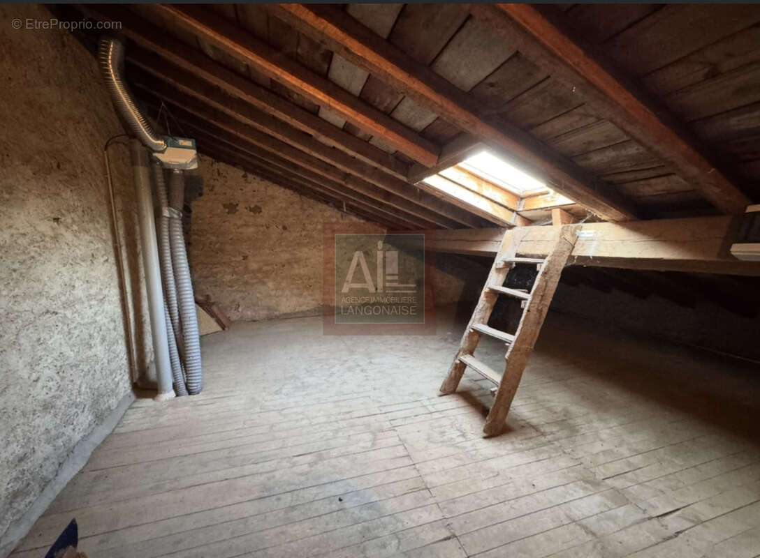 Maison rénovée avec garage et grange - photo 11