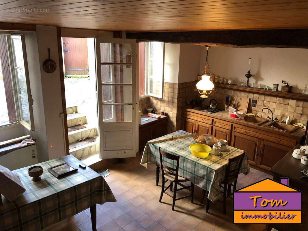 Maison à LA ROCHEBEAUCOURT-ET-ARGENTINE