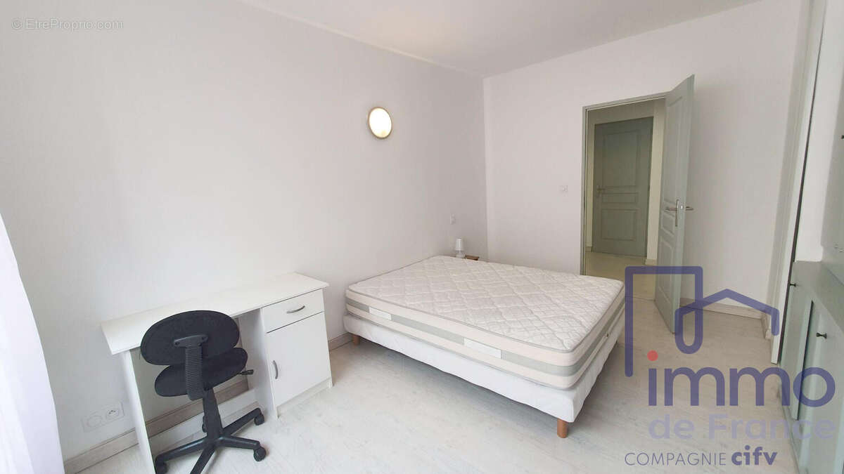 une des 4 chambres - Appartement à SAINT-ETIENNE