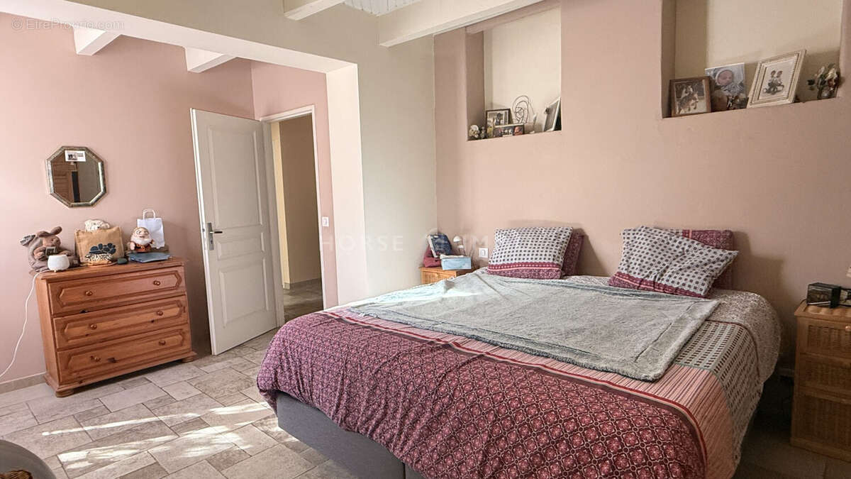 Maison 197 m² à Eyguieres  - photo 8