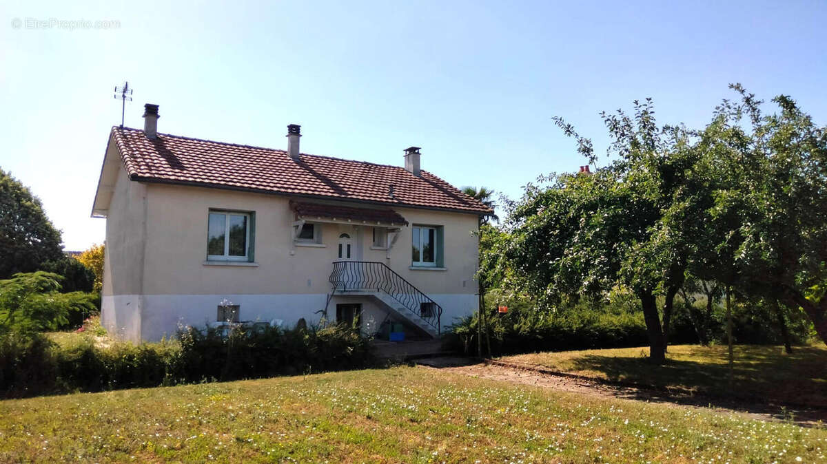 Maison de village à Mauprevoir, Jardins, Garage, Dépendances, Proche des Commerces, 3 Chambres, 2 Salles de Bains - photo 3