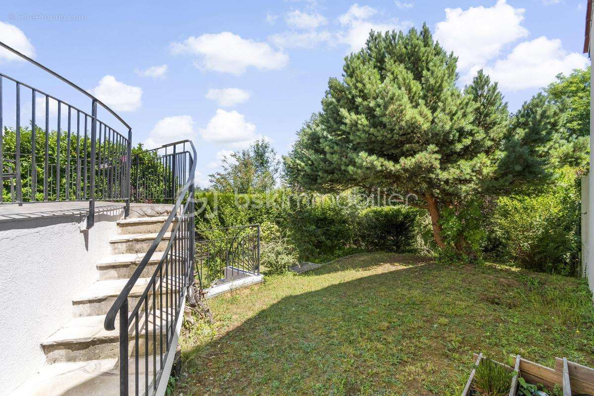 Coup de cœur pour cette maison d'architecte de 177m², située au sein d'un domaine privé sur la commune de Marnes-La-Coquette - photo 5