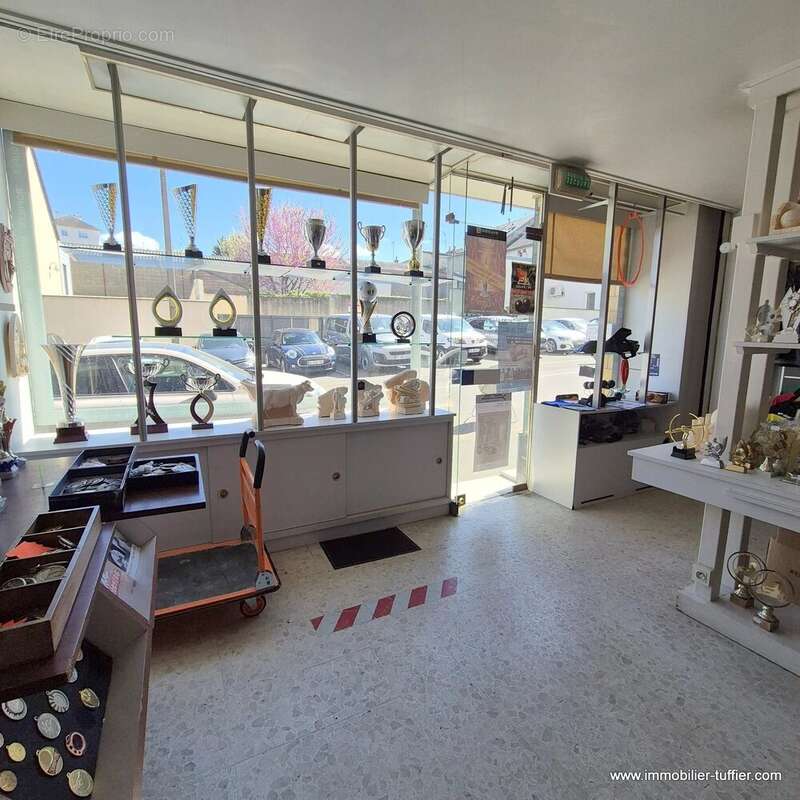 Local commercial - photo 2