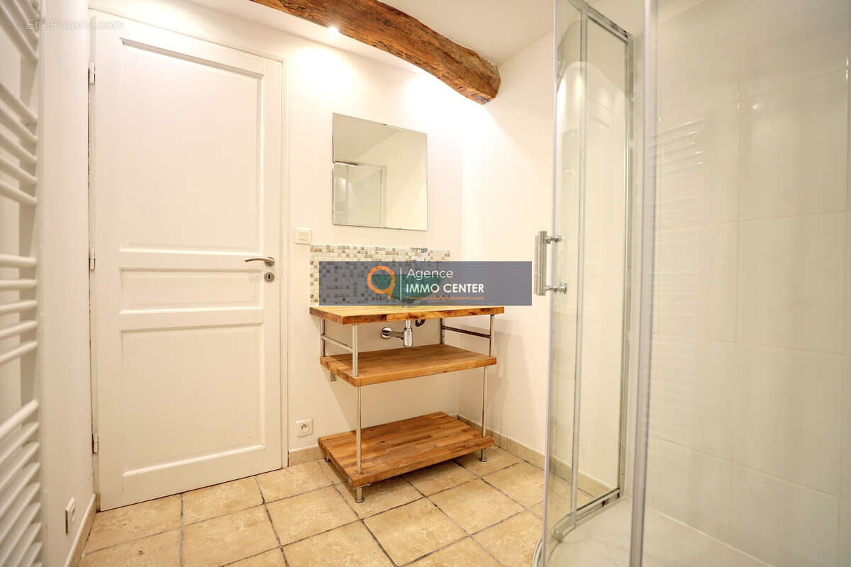Appartement à SOLLIES-TOUCAS