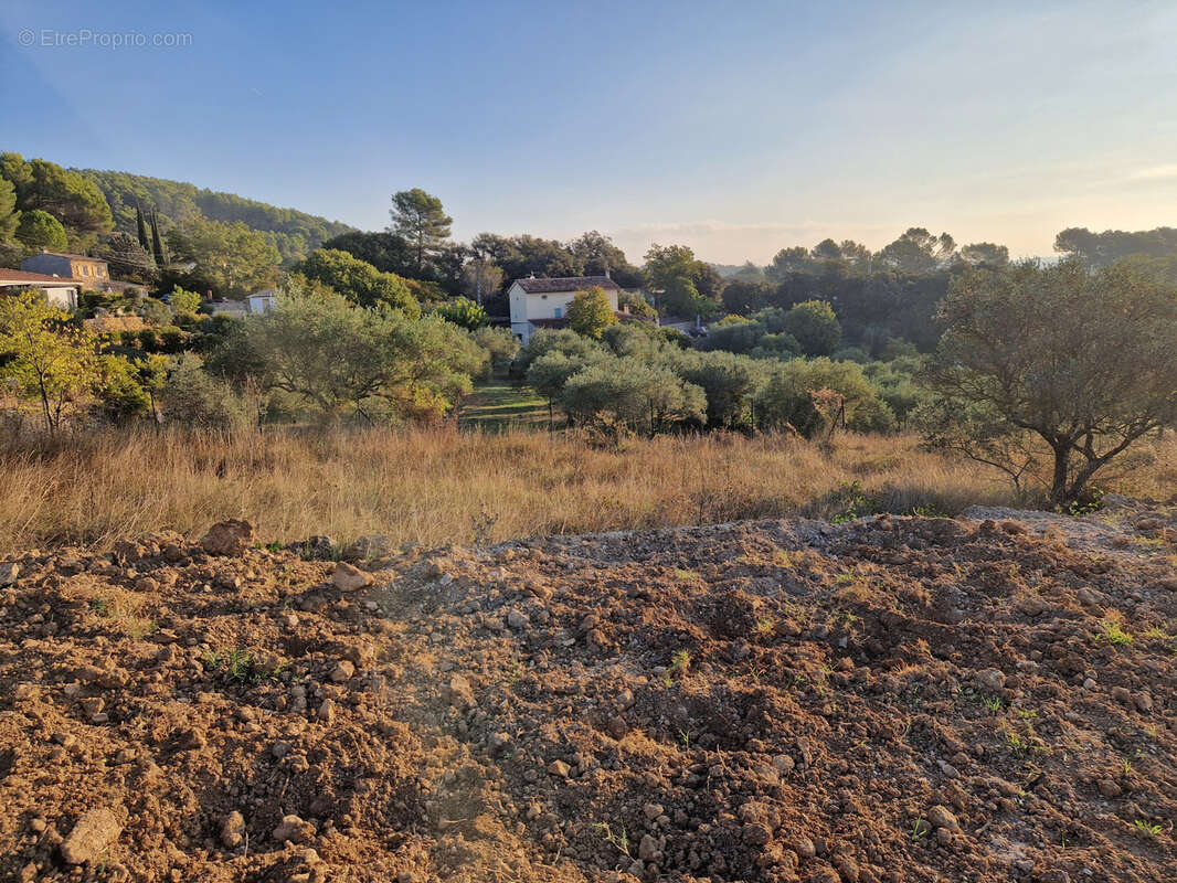 Terrain à LORGUES