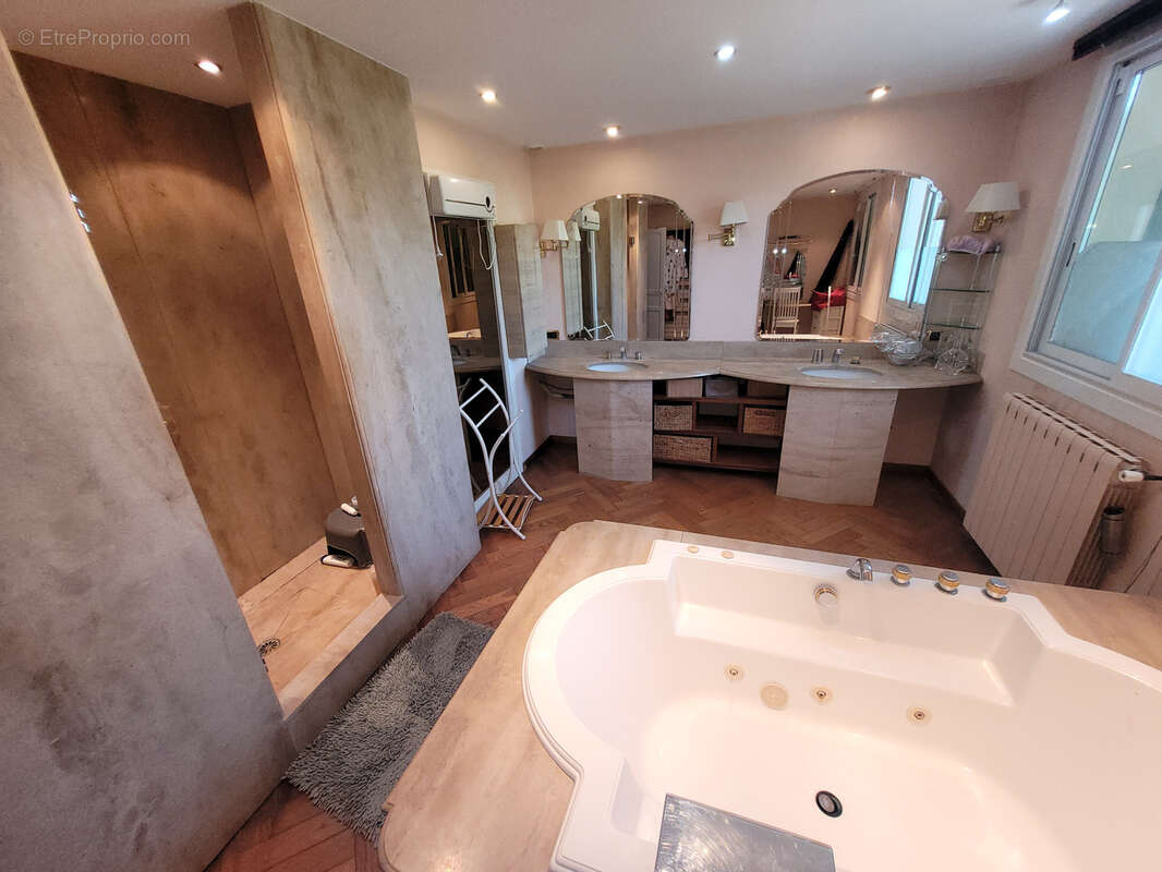 Coursan Villa de type 5 de 200 m2 habitable, plus un appartement de type 2 indépendant de 60 m2, piscine sur u - photo 14
