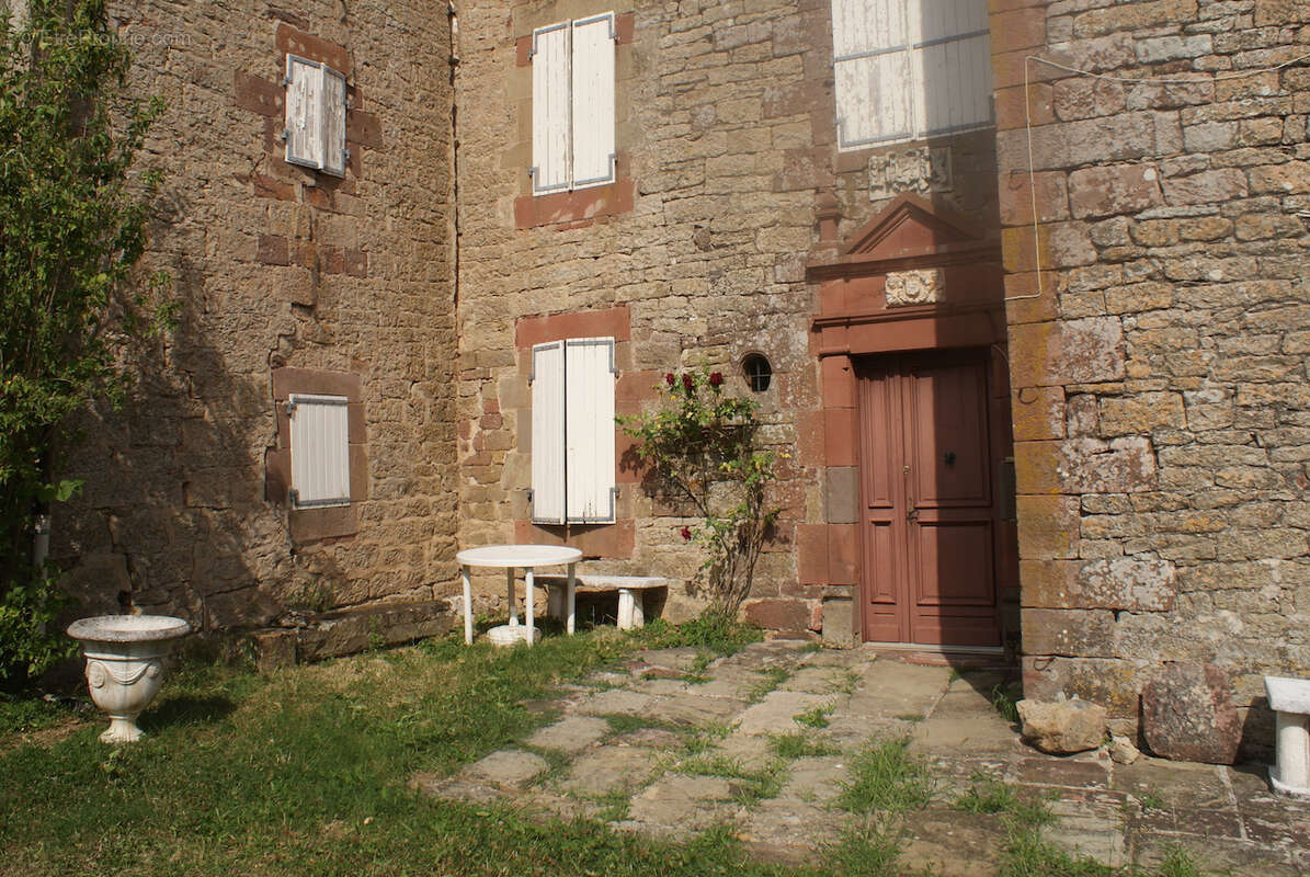Maison à COLLONGES-LA-ROUGE