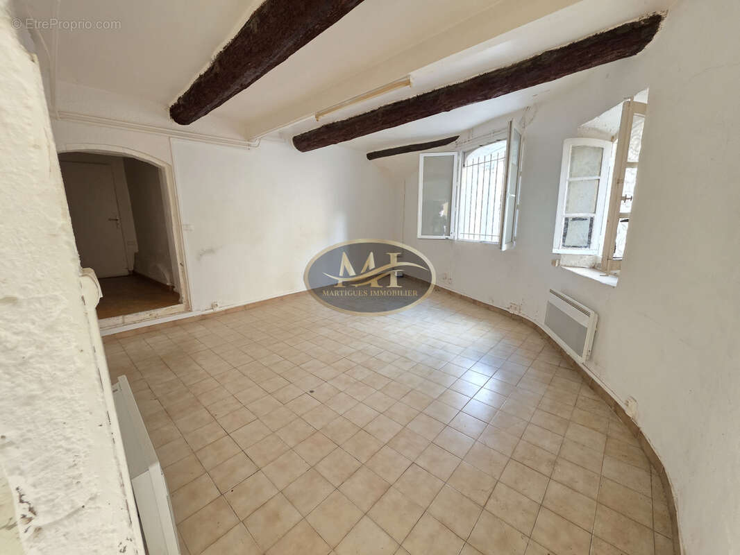 Maison à SAINT-MITRE-LES-REMPARTS