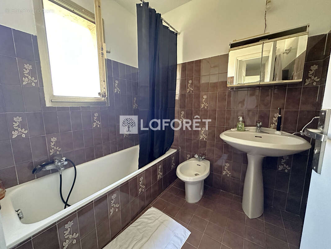 Appartement à SAINT-LAURENT-DU-VAR