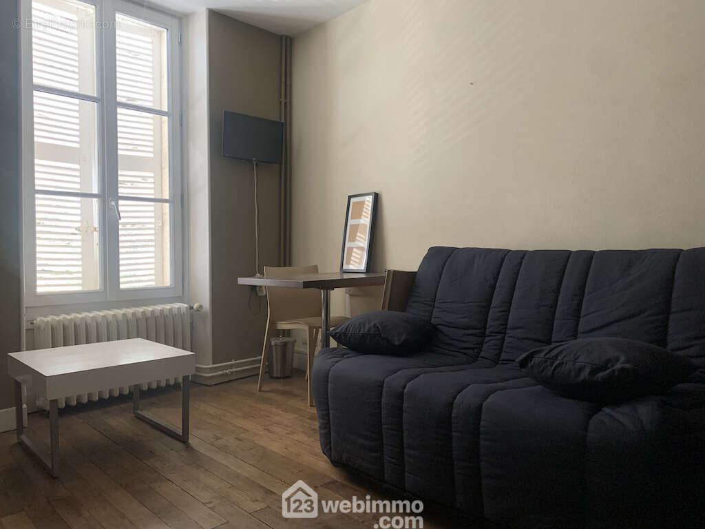 3 studios meublés, 1 T2, 2 chambres et 1 cuisine partagée,