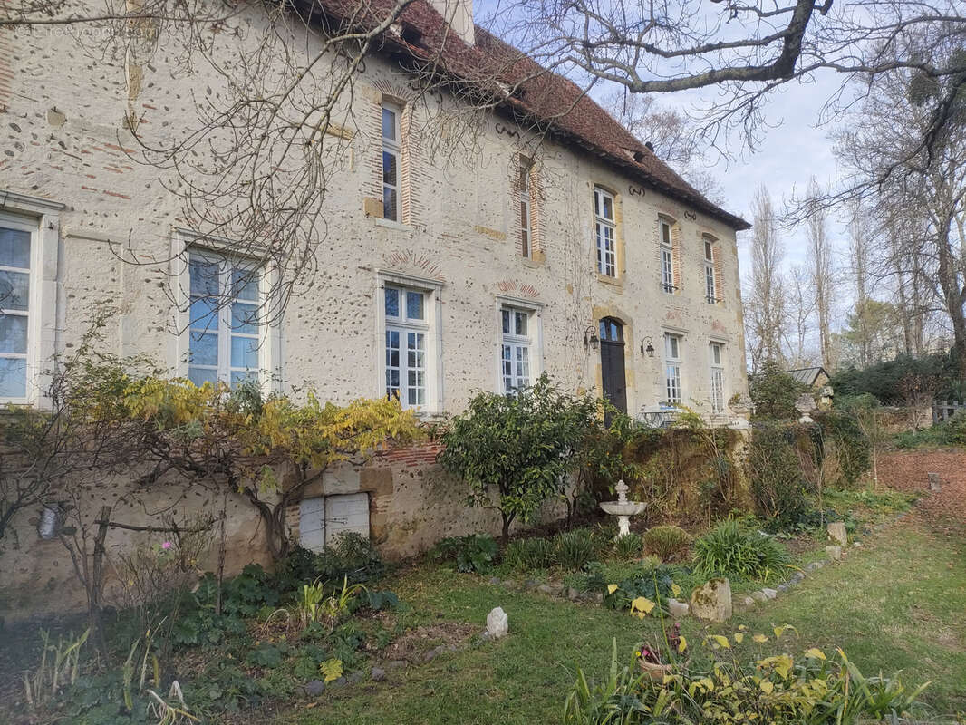 Maison à MOMAS