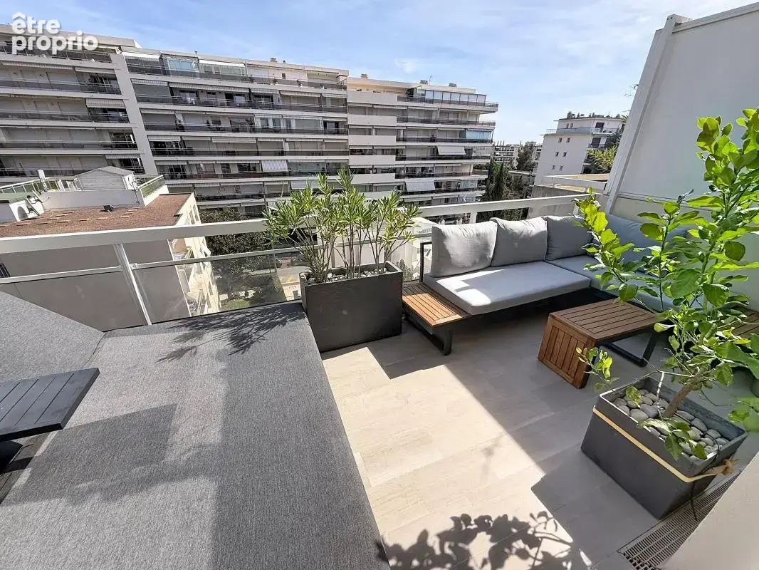 CANNES Basse Californie - Studio rénové 27m2 - Terrasse 12m2 - Etage élevé - photo 11