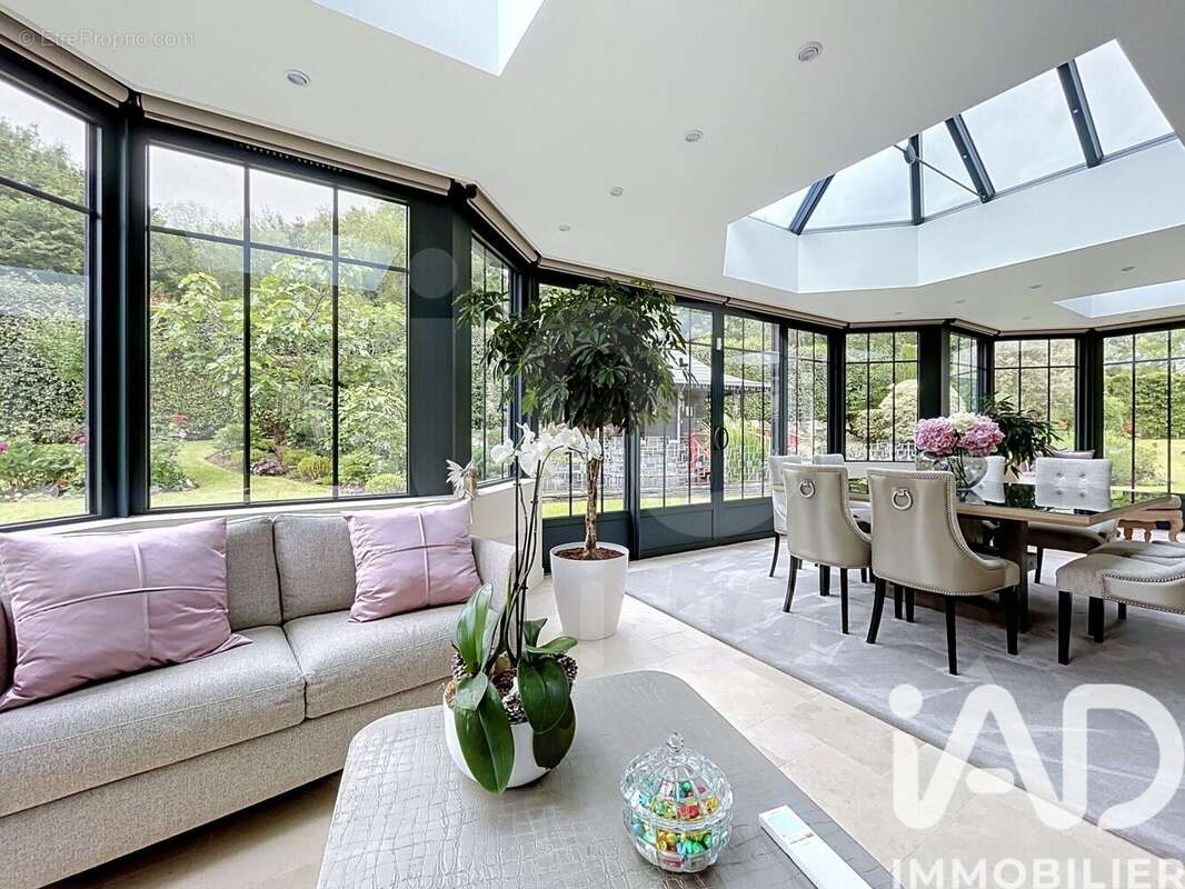 Maison 620 m² à Magny-Le-Hongre  - photo 2