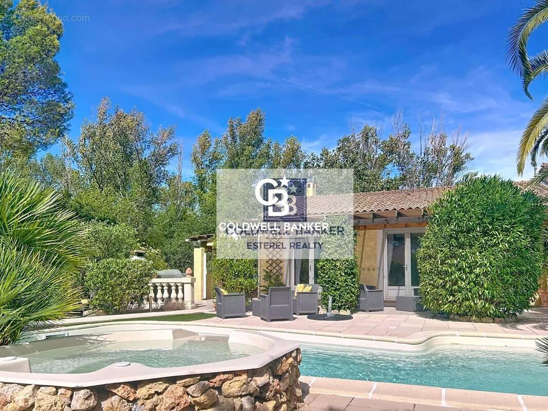 Maison à ROQUEBRUNE-SUR-ARGENS