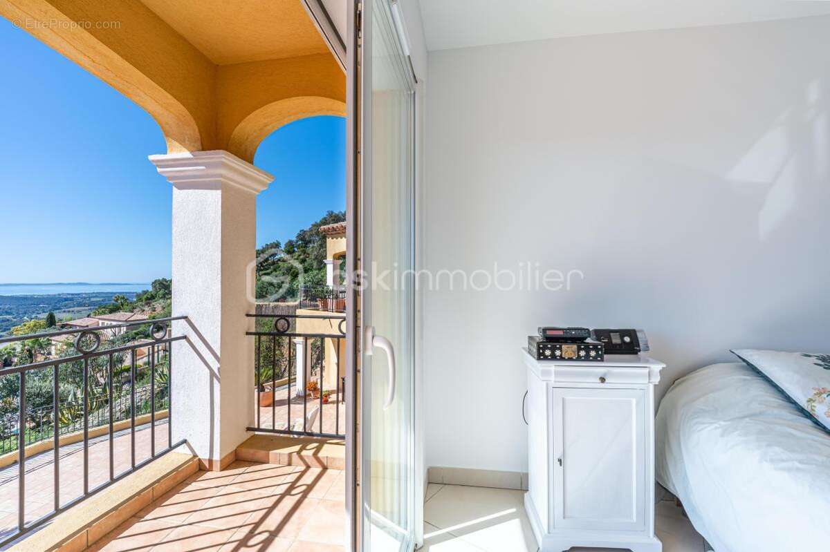 Côte d'azur - Propriété de prestige 230 m² avec piscine à débordement et panorama sur les Îles d'Or - photo 10